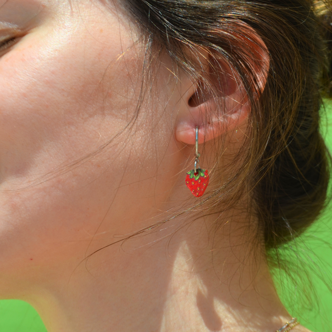 Ατσάλινα Ασημένια Σκουλαρίκια Κρίκοι με Φράουλες Happy Strawberry