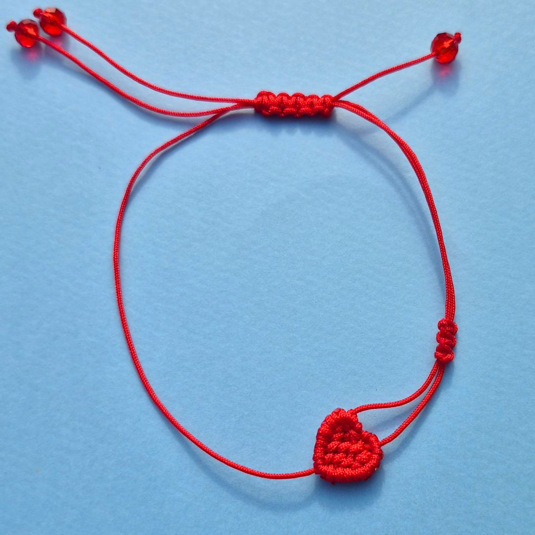 Κόκκινο Βραχιόλι Χειροποίητο Μακραμέ με Κόκκινη Καρδιά Μικρή με Xαντράκια
