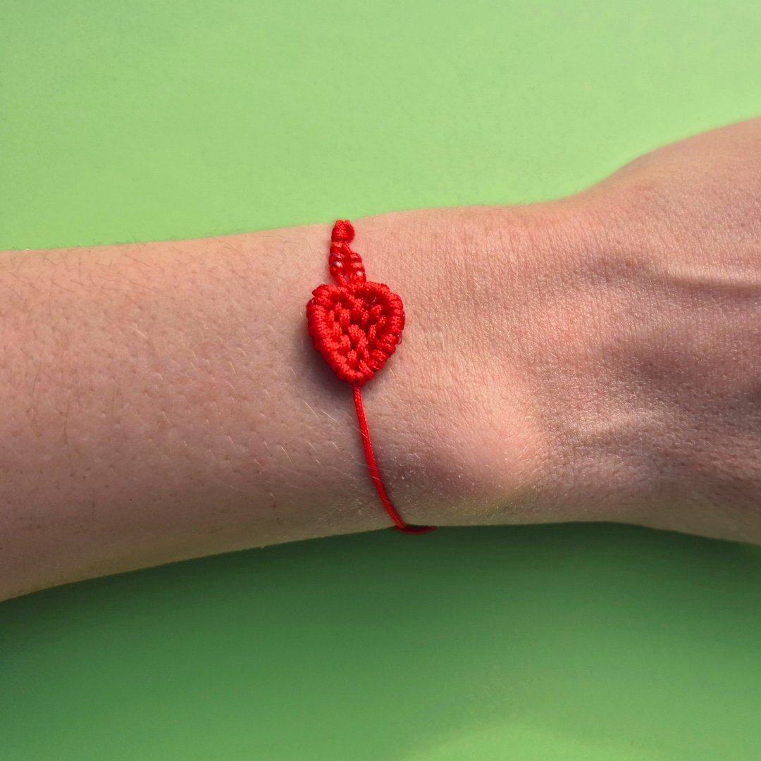 Μαρτάκι Χειροποίητο Μακραμέ Μικρή Φραουλίτσα με Xαντράκια για Ενήλικες και Παιδιά