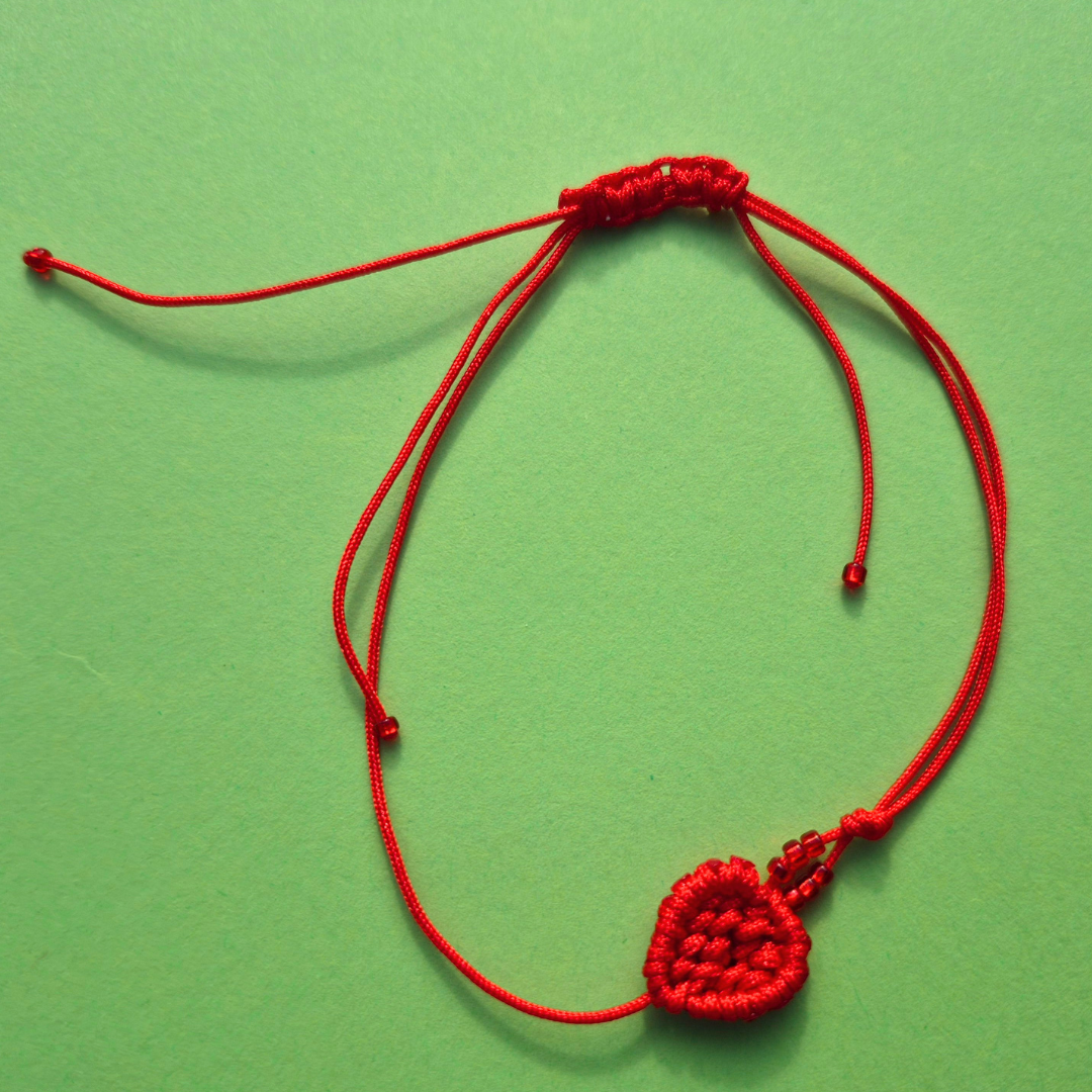 Κόκκινο Βραχιόλι Χειροποίητο Μακραμέ με Κόκκινη Μικρή Φραουλίτσα με Xαντράκια