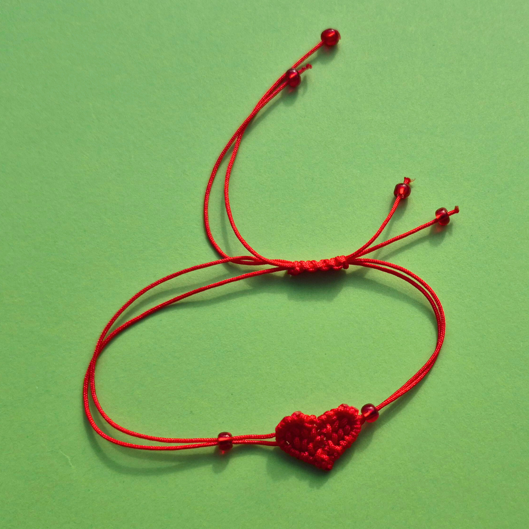 Κόκκινο Βραχιόλι Χειροποίητο Μακραμέ με Κόκκινη Kαρδιά με Xαντράκια
