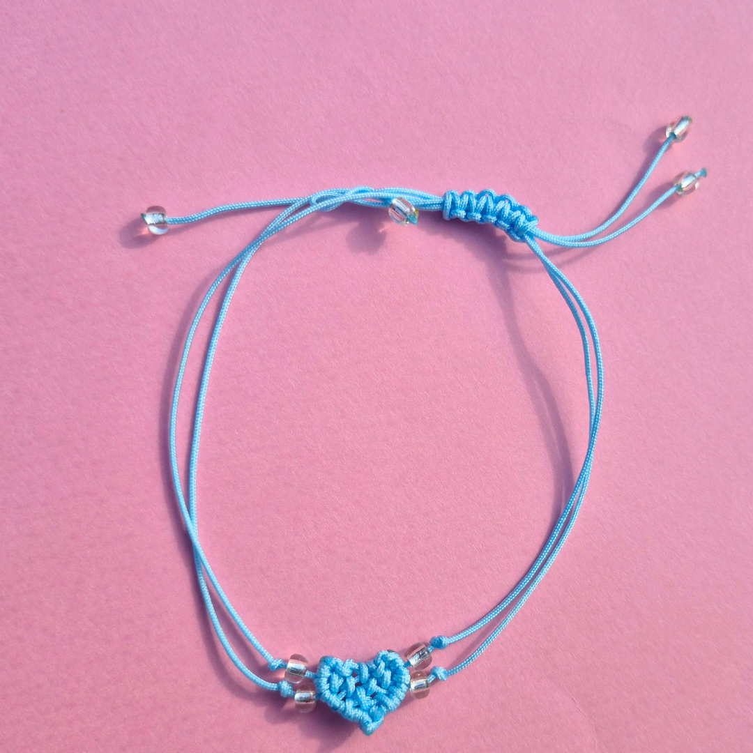 Χειροποίητο Μακραμέ Βραχιόλι με Γαλάζια Καρδιά και Χαντράκια