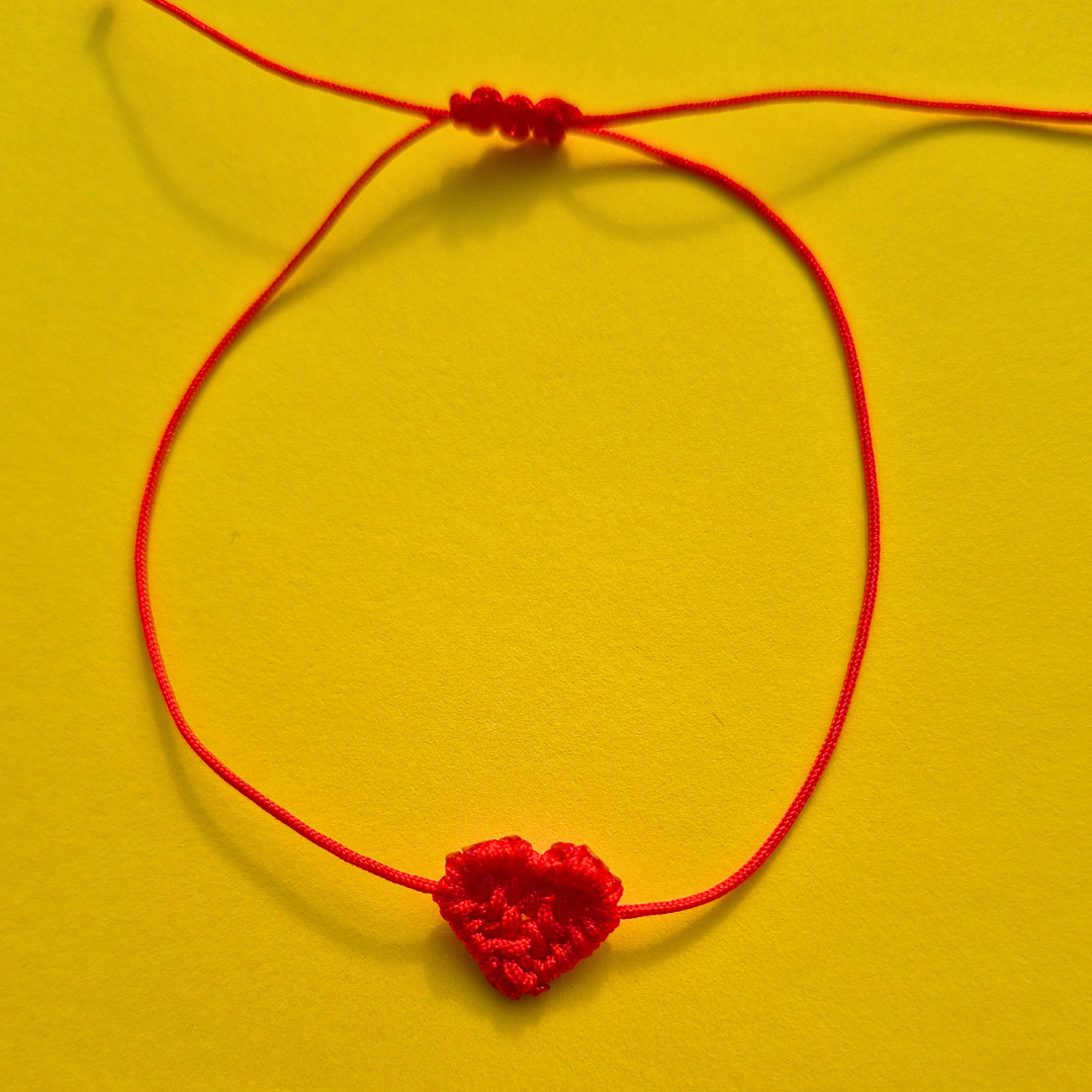 Κόκκινο Βραχιόλι Χειροποίητο Μακραμέ με Μικρή Κόκκινη Καρδιά