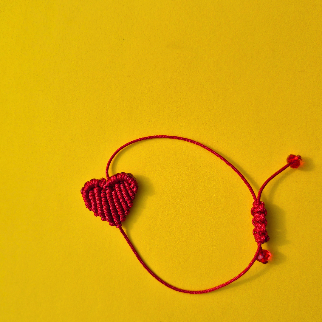 Κόκκινο Βραχιόλι Χειροποίητο Μακραμέ με Διαγώνια Μπορντό Καρδιά και Χαντράκια