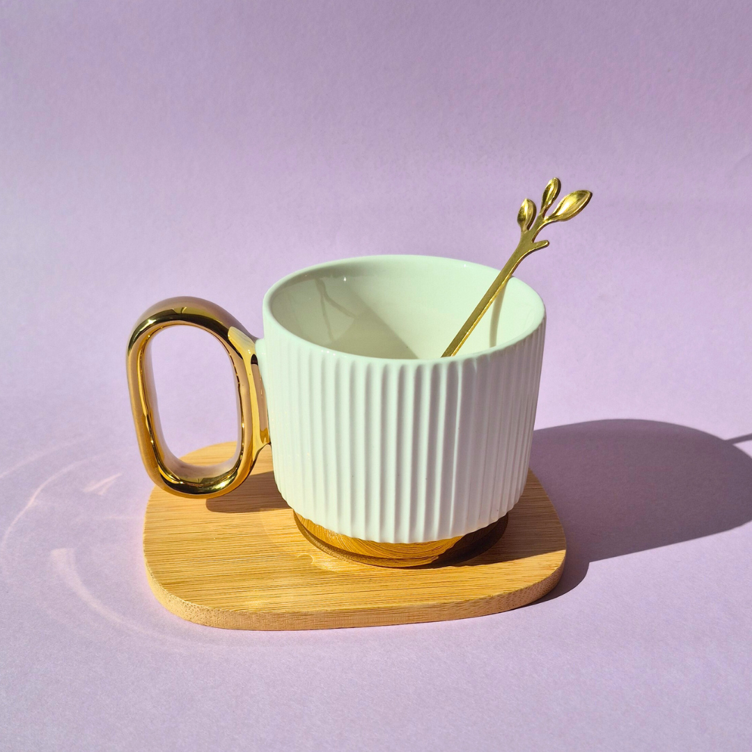 Κεραμική Λευκή Γκοφρέ Κούπα με Χρυσή Λαβή, Χρυσό Πάτο, Ξύλινο Πιατάκι και Κουταλάκι
