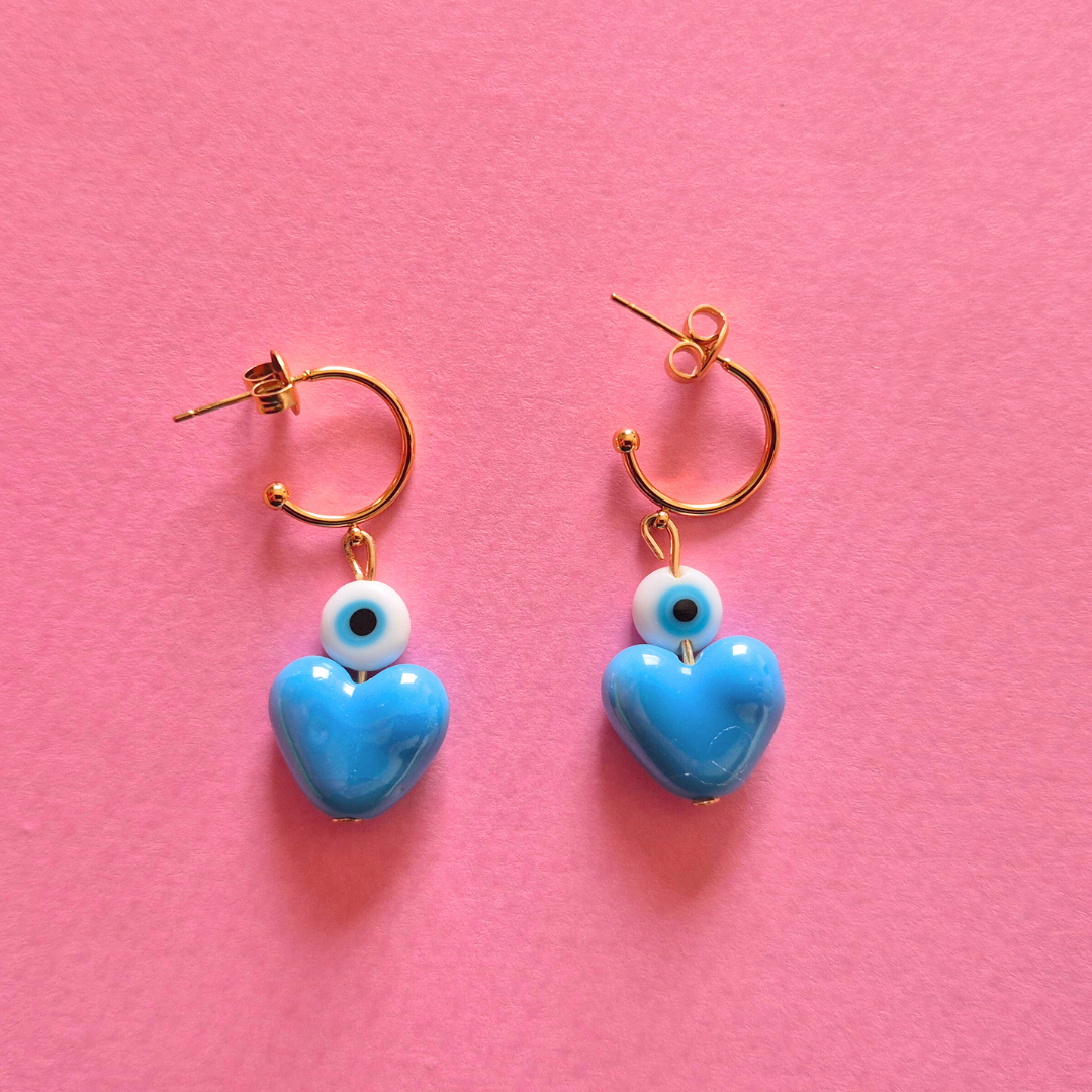 Ατσάλινα Χρυσά Σκουλαρίκια Κρίκοι με Γαλάζιες Κεραμικές Καρδιές και Ματάκια