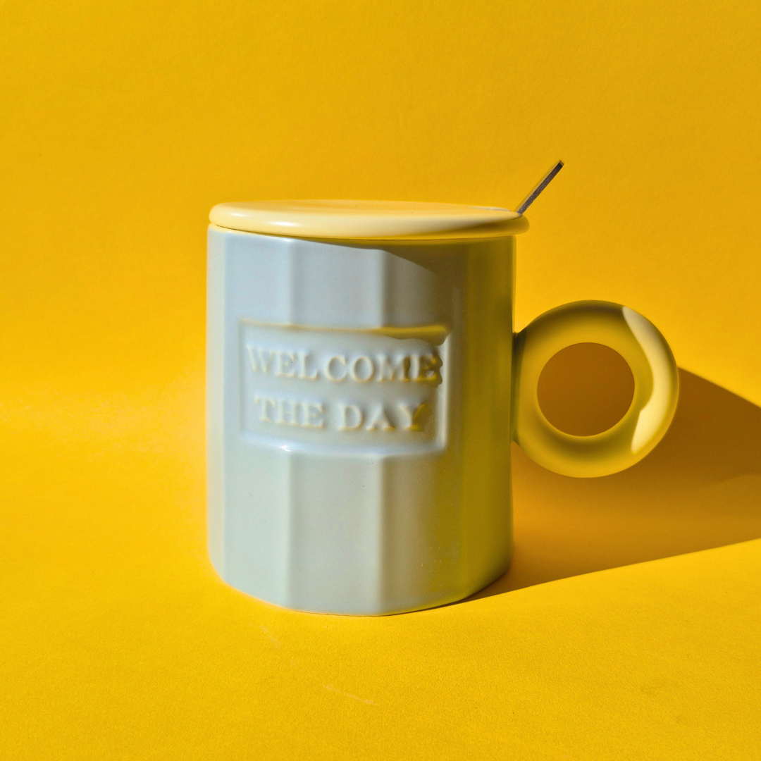 Κεραμική Γαλάζια Κούπα Welcome The Day με Κίτρινο Καπάκι και Κουταλάκι
