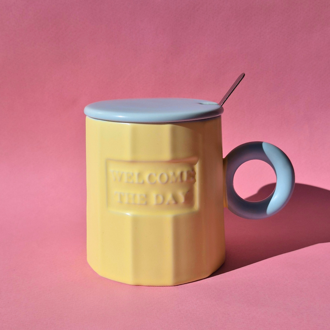 Κεραμική Κίτρινη Κούπα Welcome The Day με Γαλάζιο Καπάκι και Κουταλάκι