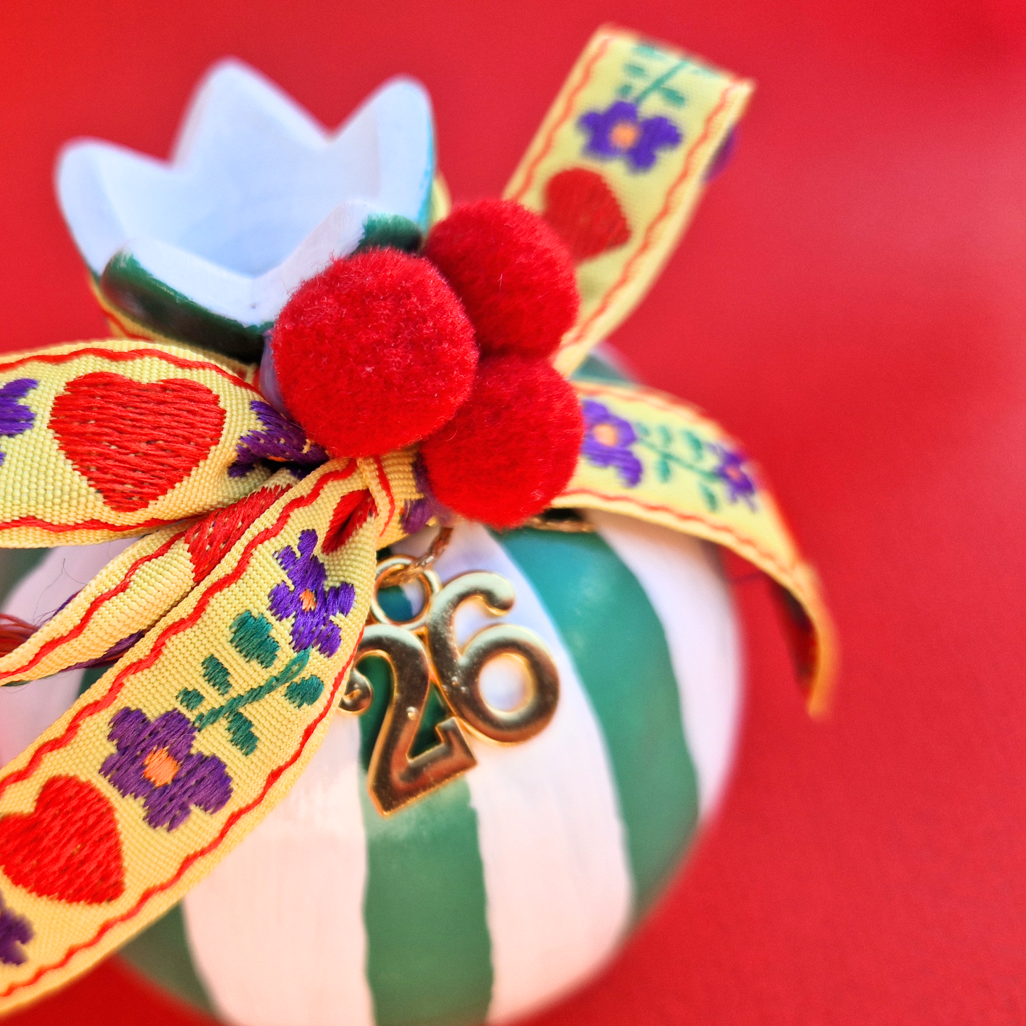 Επιτραπέζιο Χειροποίητο Κεραμικό Χριστουγεννιάτικο Γούρι 2026 Ρόδι Λευκό-Πράσινο με Φούντα, Φιογκάκι και Πομ-Πομ