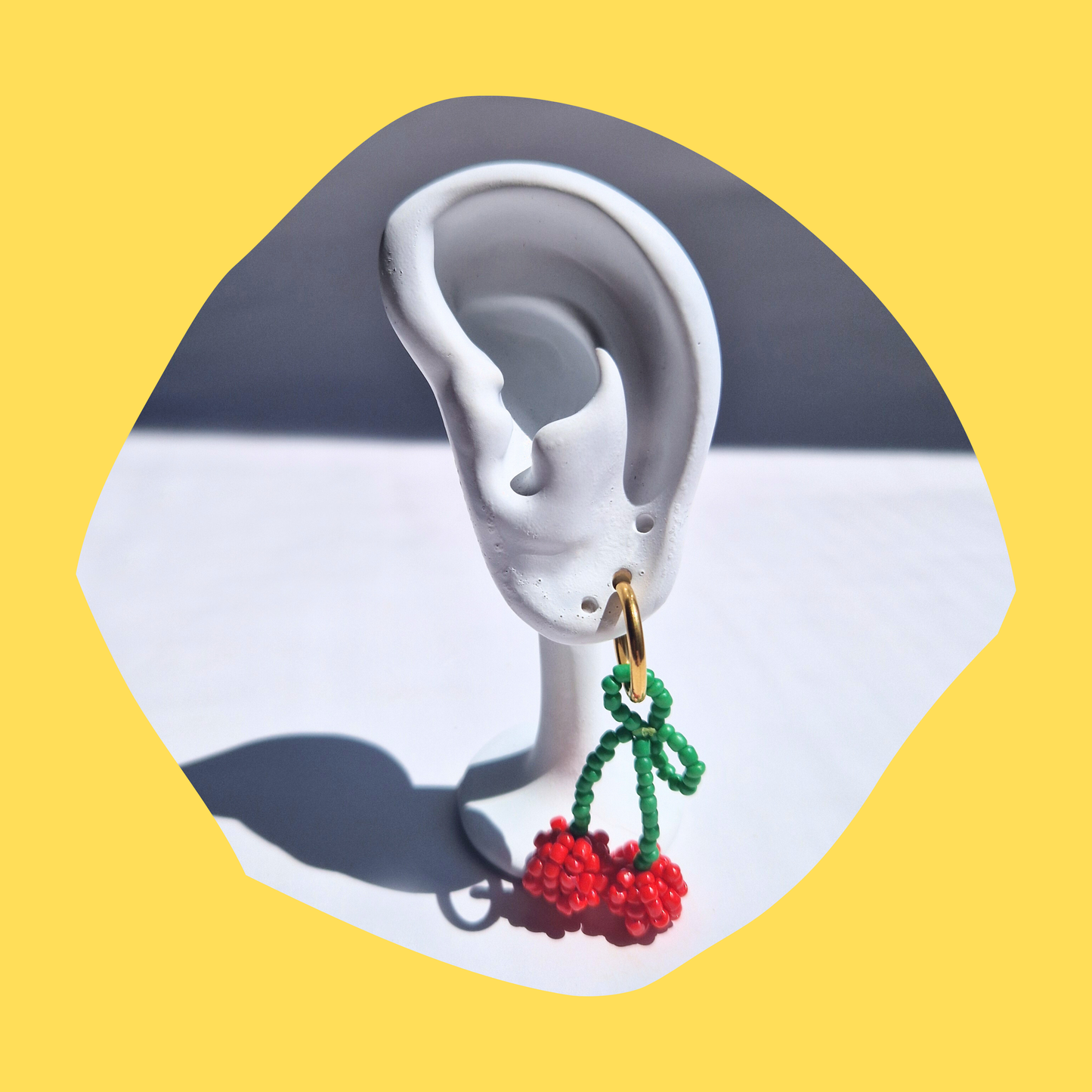 Ατσάλινα Χρυσά Σκουλαρίκια Κρίκοι με Χειροποίητα Κεράσια από Χάντρες