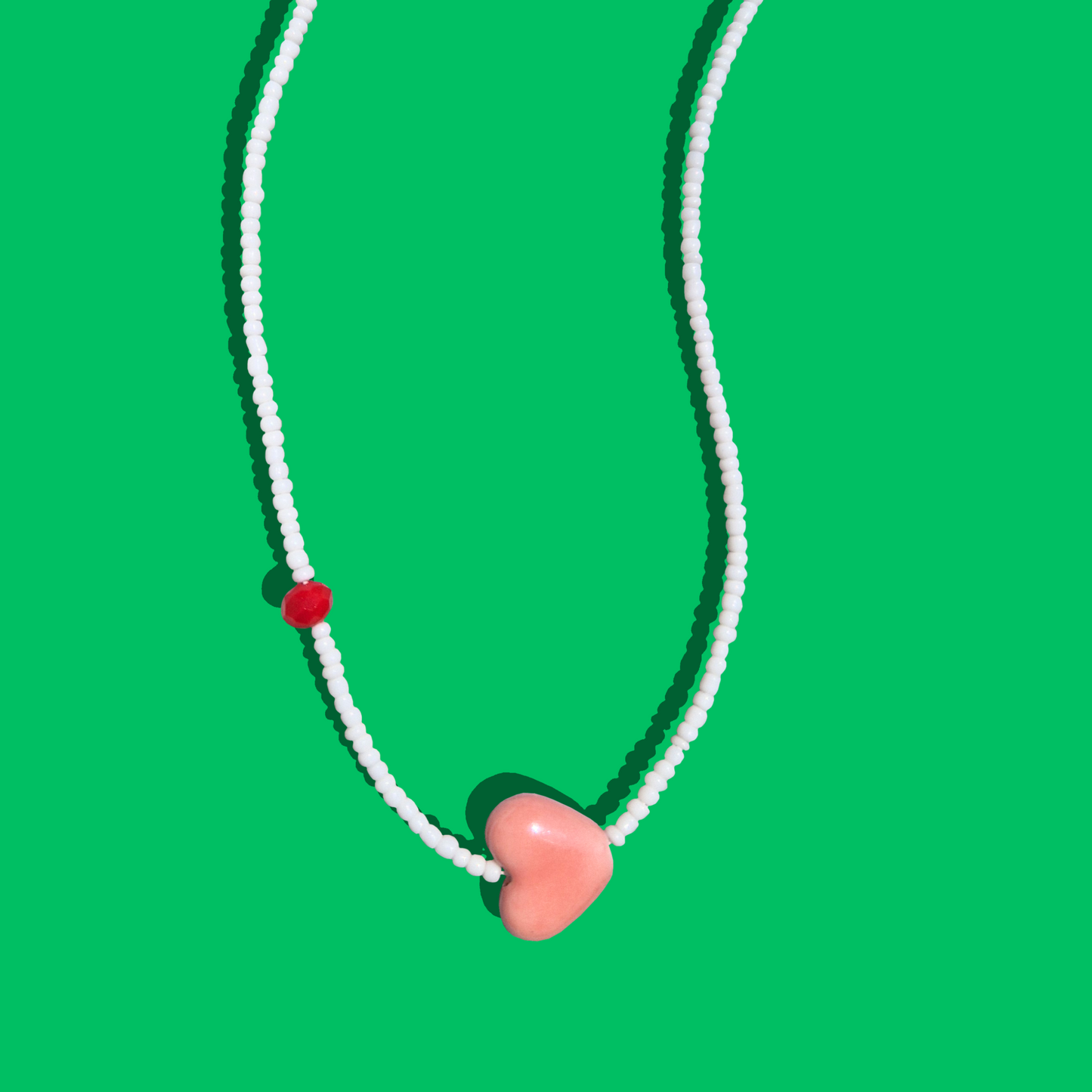 Custom Χειροποίητο Κολιέ από Λευκές Χάντρες, Κεραμική Ροζ Καρδιά και Κόκκινο Κρυσταλλάκι