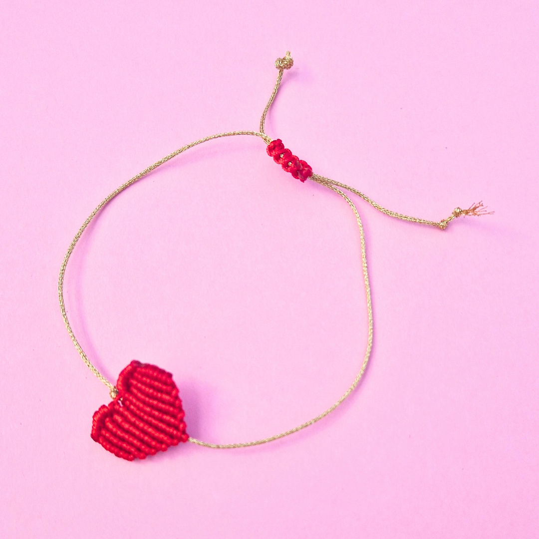 Κόκκινο Βραχιόλι Χειροποίητο Μακραμέ με Διαγώνια Κόκκινη Καρδιά και Χρυσή Κλωστή