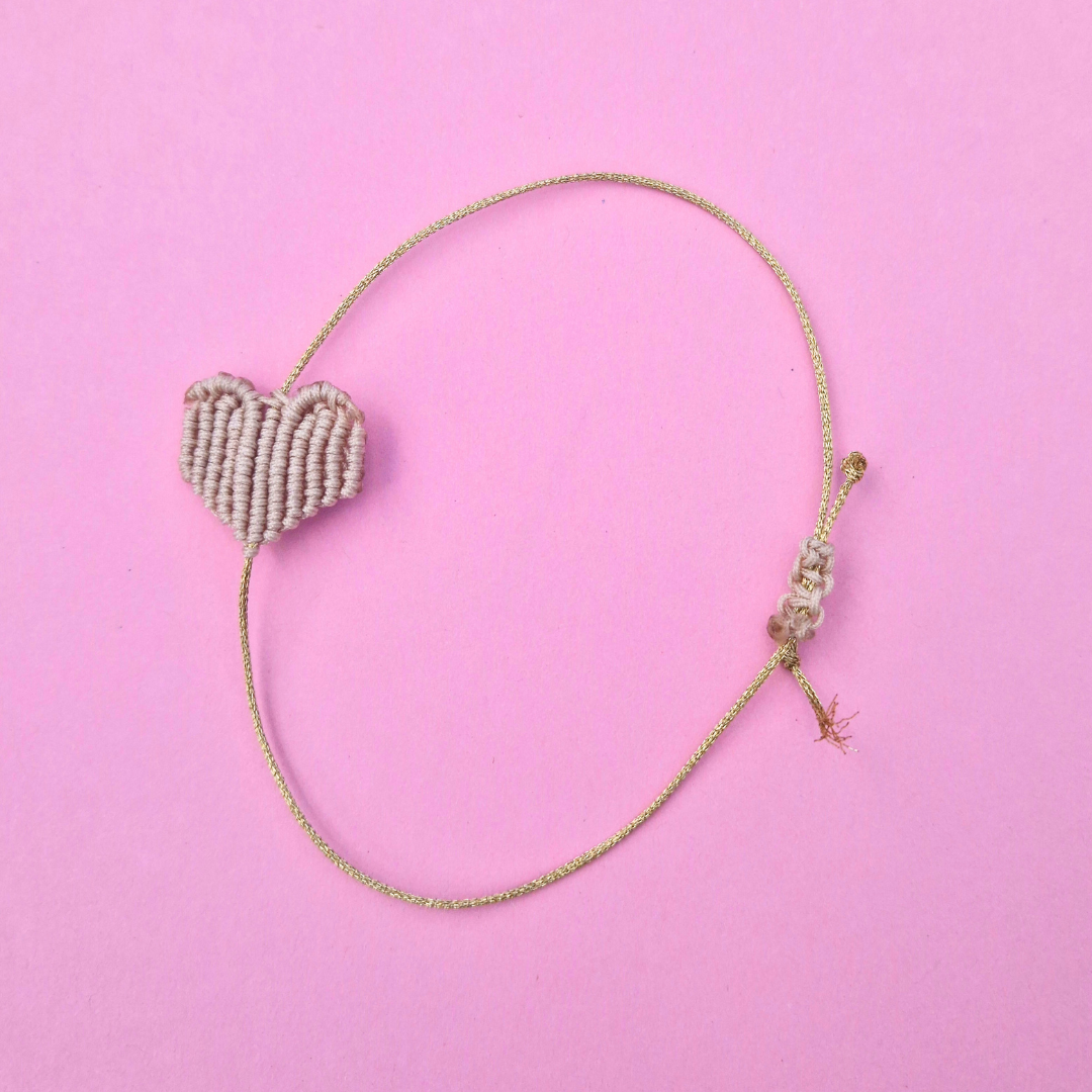 Χειροποίητο Μακραμέ Βραχιόλι με Διαγώνια Μπεζ Καρδιά και Χρυσή Κλωστή