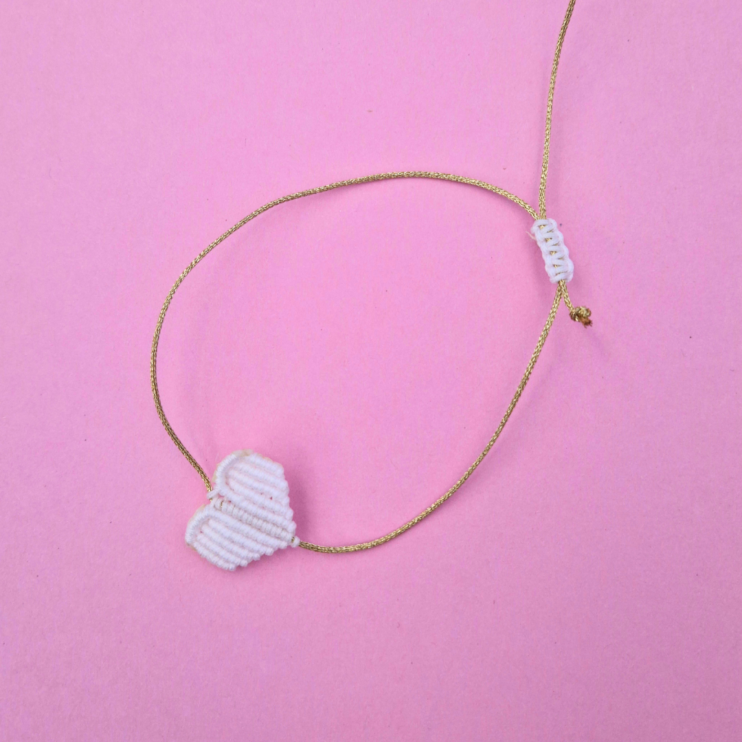 Χειροποίητο Μακραμέ Βραχιόλι με Διαγώνια Λευκή Καρδιά και Χρυσή Κλωστή