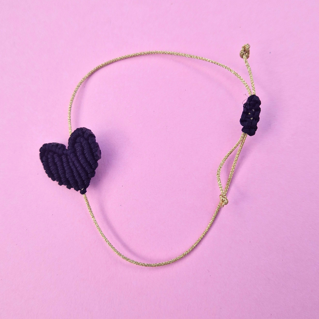 Χειροποίητο Μακραμέ Βραχιόλι με Διαγώνια Μαύρη Καρδιά και Χρυσή Κλωστή