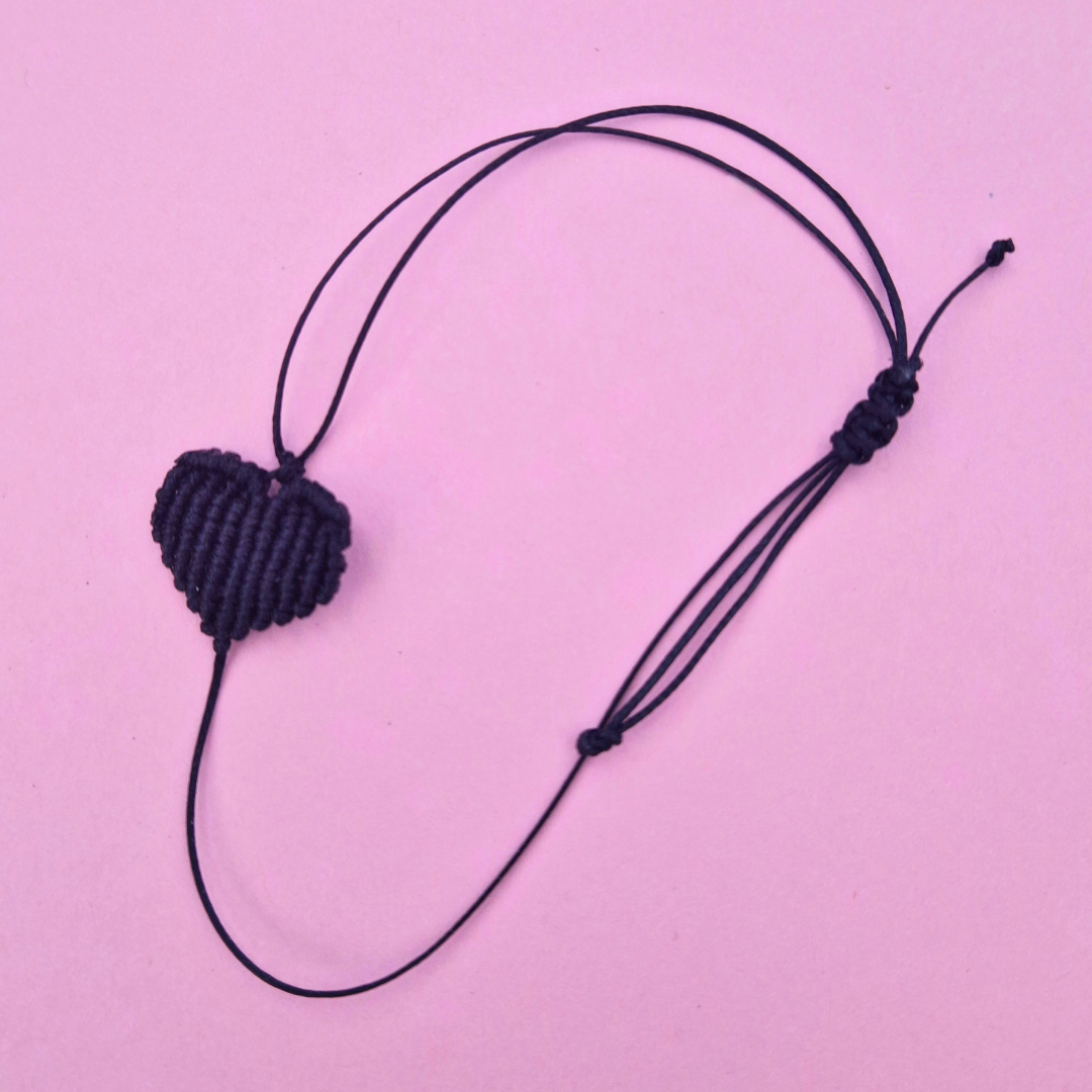 Χειροποίητο Μακραμέ Βραχιόλι με Μαύρη Καρδιά