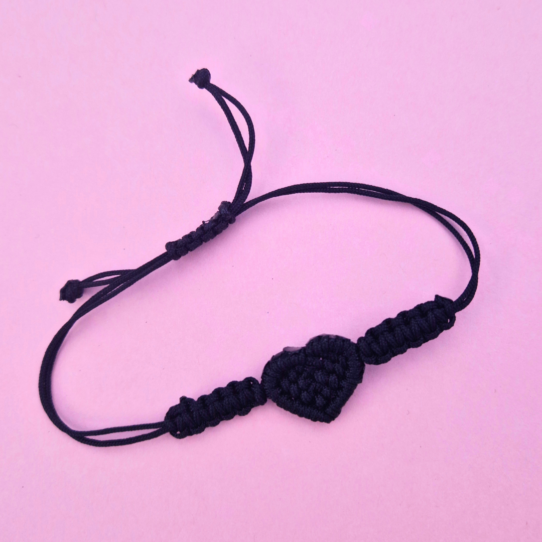 Χειροποίητο Μακραμέ Βραχιόλι με Μαύρη Καρδιά και Μαύρες Λεπτομέρειες