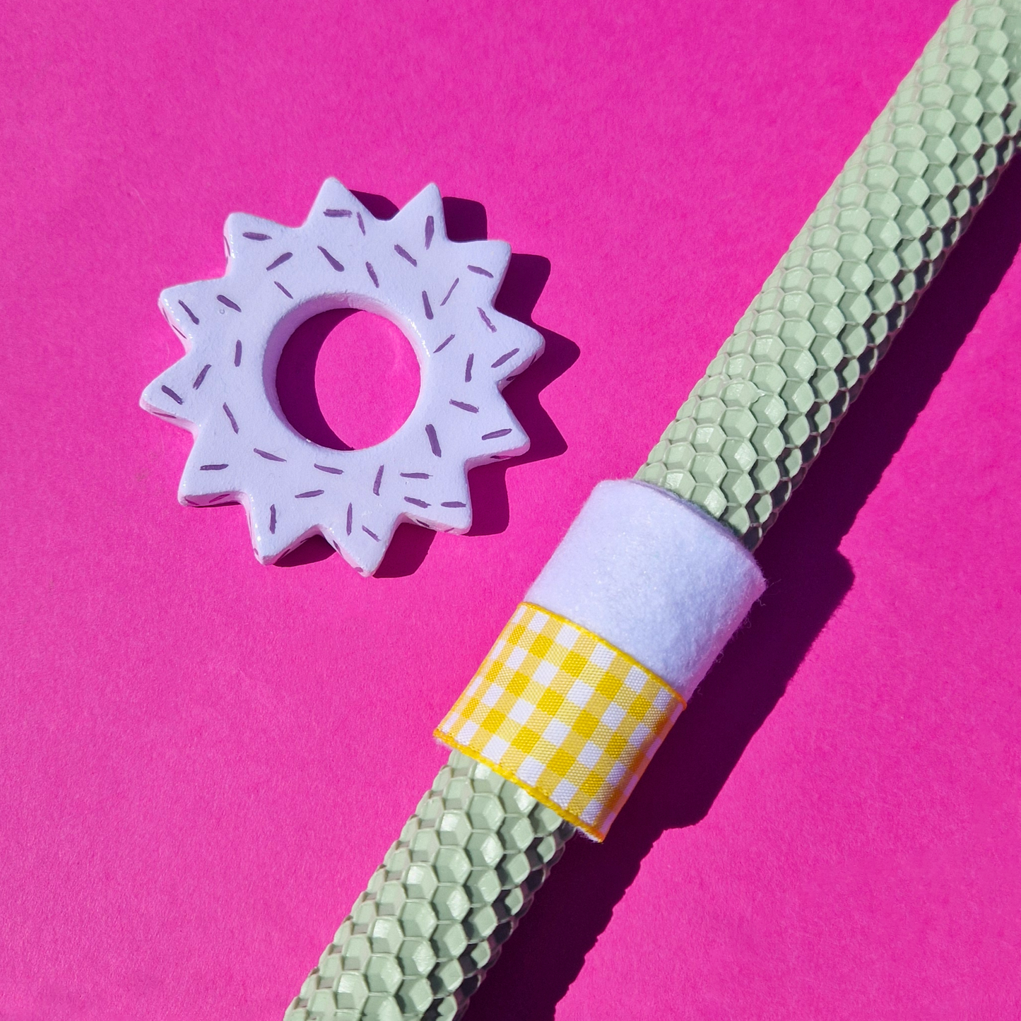 Πασχαλινή Λαμπάδα Χειροποίητη από Μελισσοκέρι Φυστικί με Κεραμικό Λιλά Στοιχείο