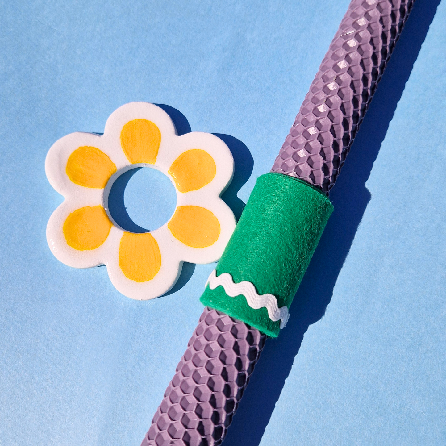 Πασχαλινή Λαμπάδα Χειροποίητη από Μελισσοκέρι Λιλά με Κεραμικό Στοιχείο Λευκό-Κίτρινο Λουλούδι