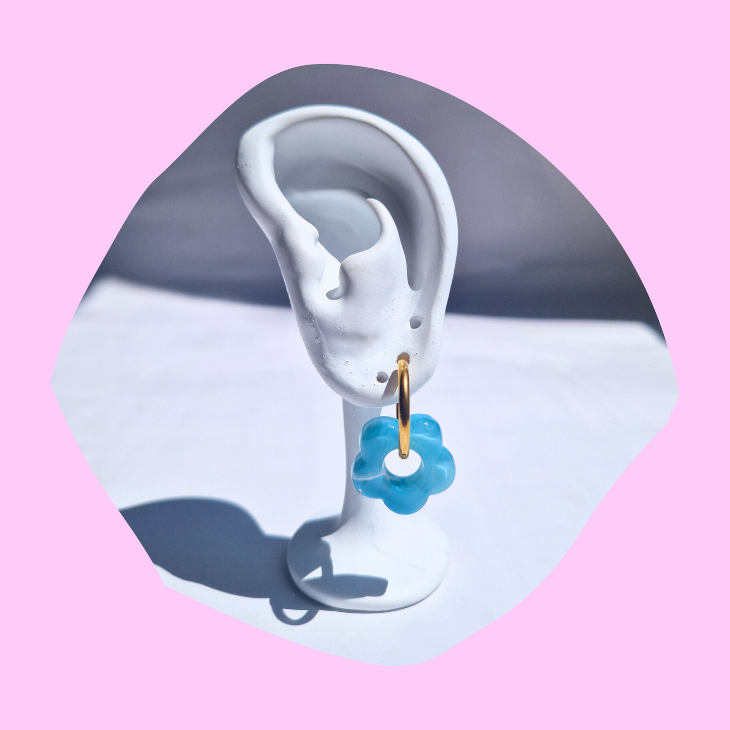 Ατσάλινα Χρυσά Σκουλαρίκια Κρίκοι με Γαλάζια Λουλούδια