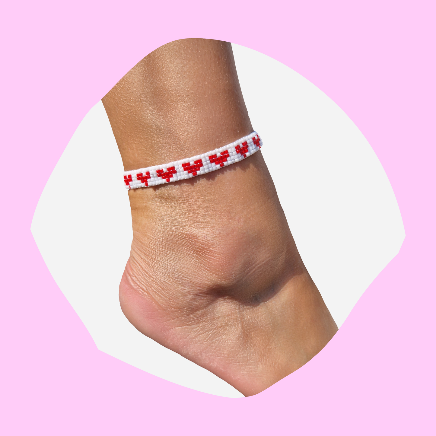 Χειροποίητο Βραχιόλι Ποδιού Λευκό με Κόκκινες Καρδούλες από Χάντρες και Κούμπωμα Μακραμέ