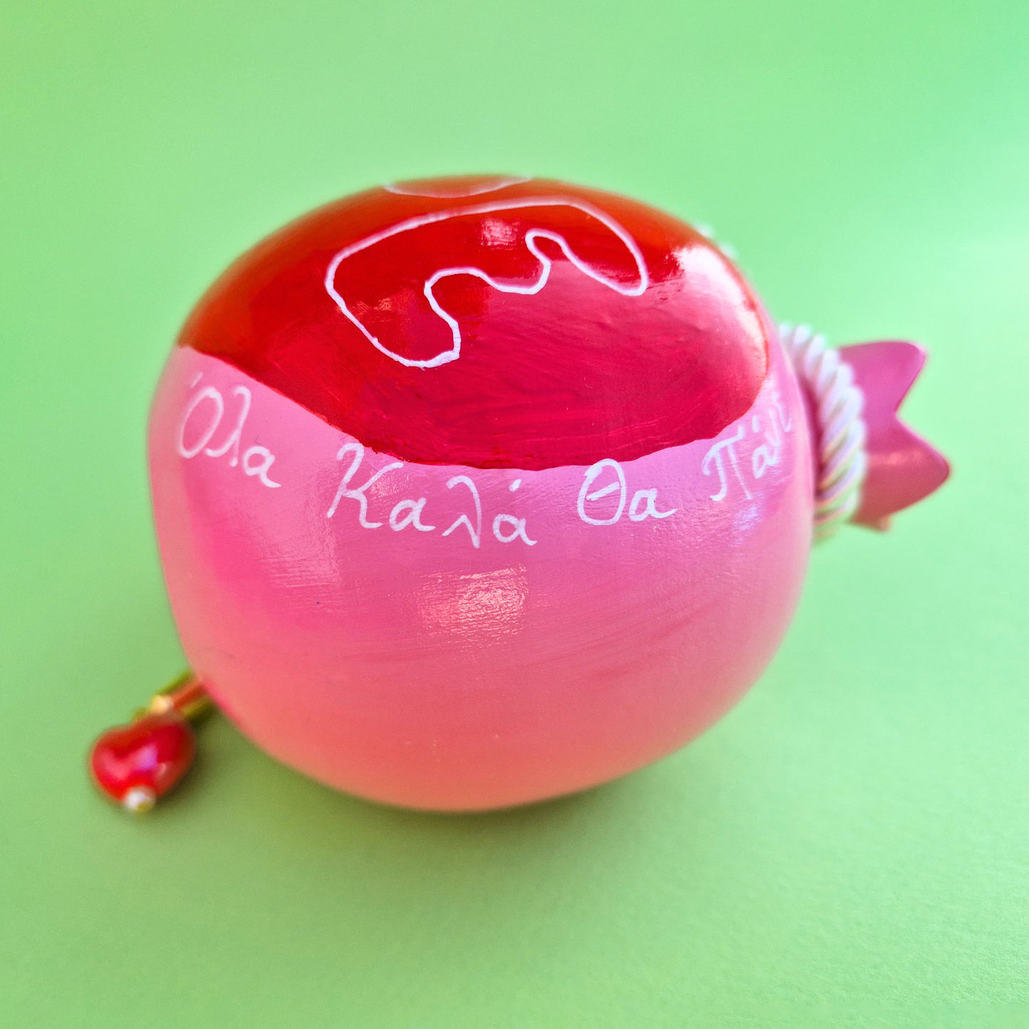 Επιτραπέζιο Χειροποίητο Κεραμικό Χριστουγεννιάτικο Γούρι 2026 Ροζ Ρόδι με Κόκκινη Καρδιά "Ρε Όλα Καλά θα Πάνε"