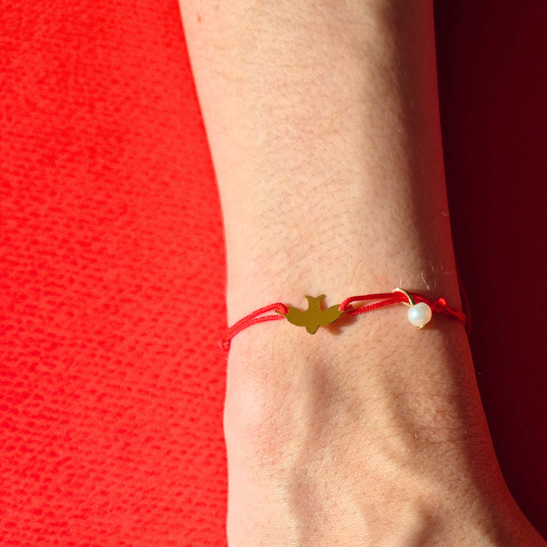 Κόκκινο Βραχιόλι με Μεταλλικό Μπρούτζινο Χελιδόνι και Μακραμέ Κούμπωμα