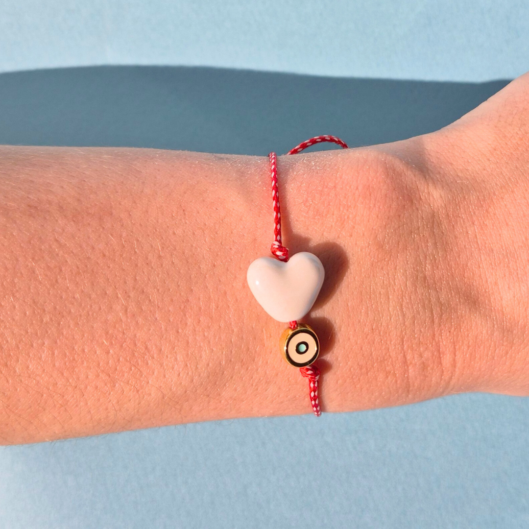 Μαρτάκι Χειροποίητο με Λευκή Κεραμική Καρδιά, Μεταλλικό Μάτι και Μακραμέ για Ενήλικες και Παιδιά