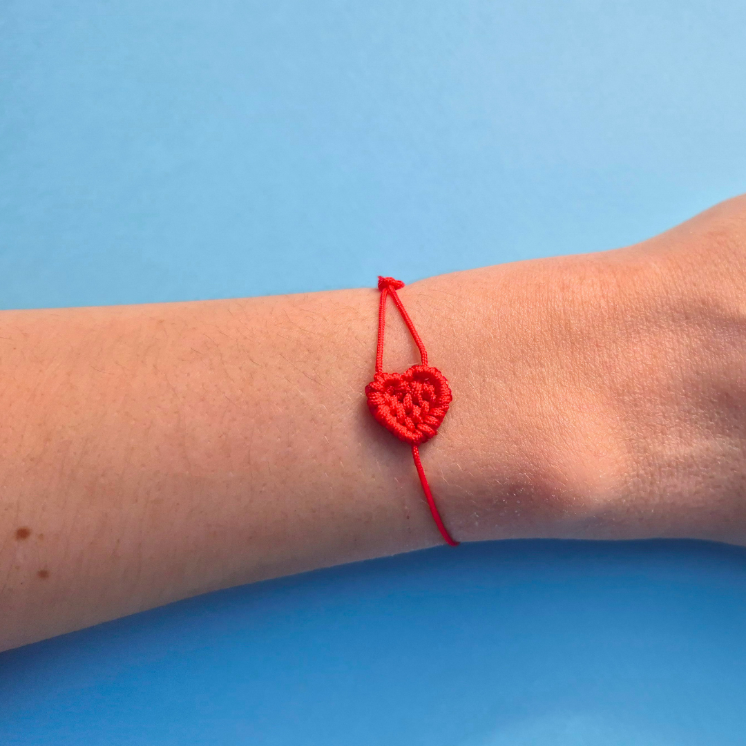 Κόκκινο Βραχιόλι Χειροποίητο Μακραμέ με Κόκκινη Καρδιά Μικρή με Xαντράκια