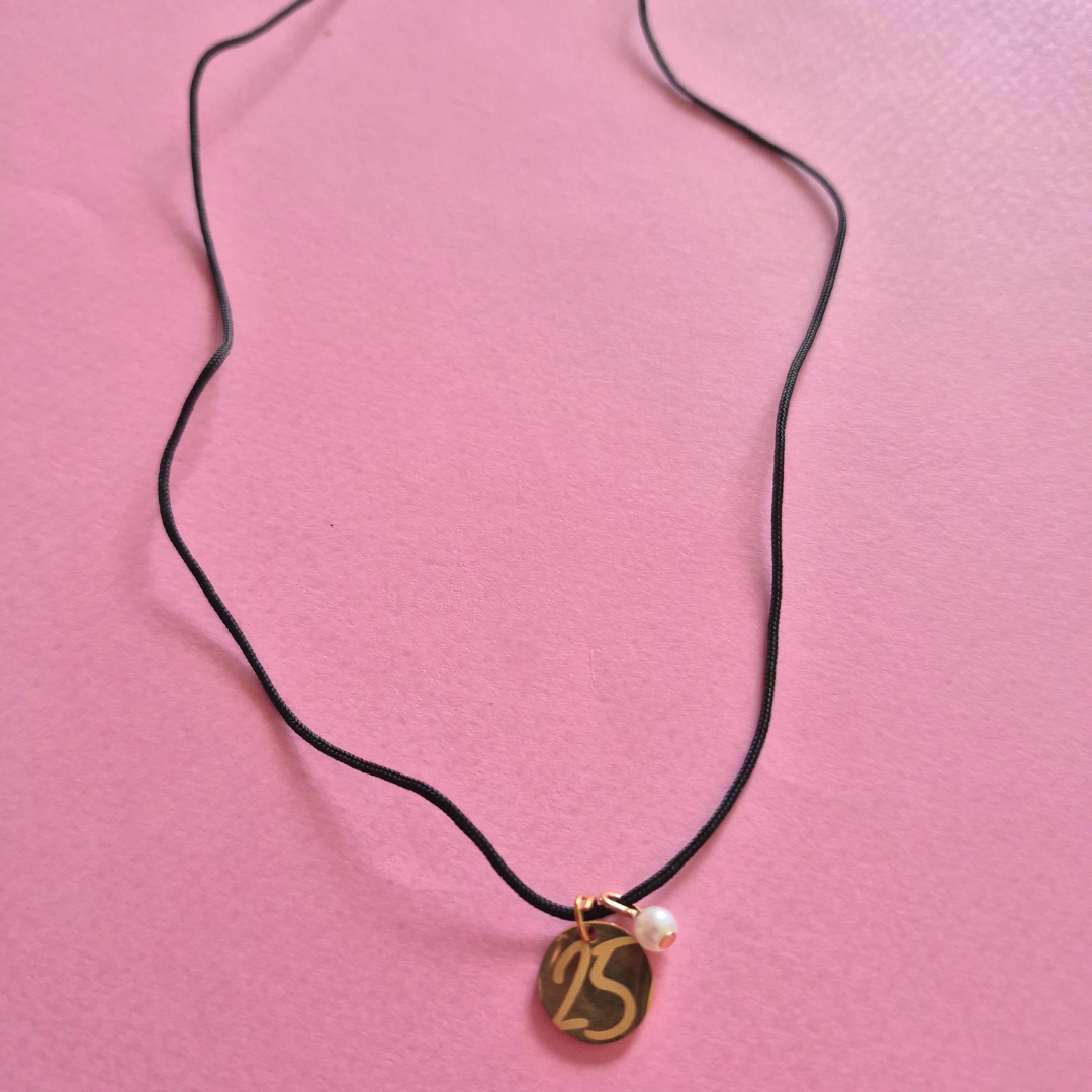 Κολιέ με Μαύρο Κορδόνι και Ατσάλινο Στοιχείο 25 με Πέρλα