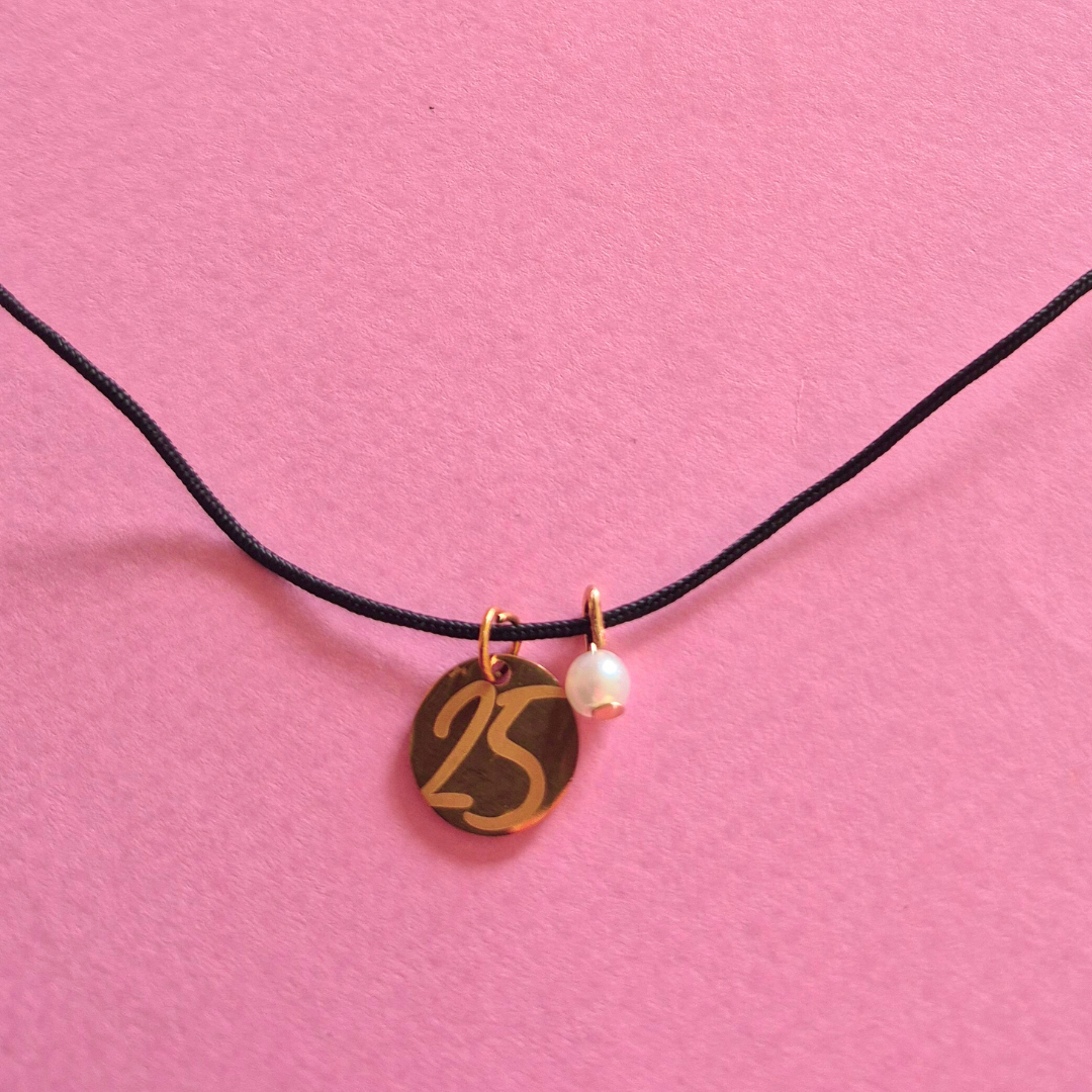 Κολιέ με Μαύρο Κορδόνι και Ατσάλινο Στοιχείο 25 με Πέρλα