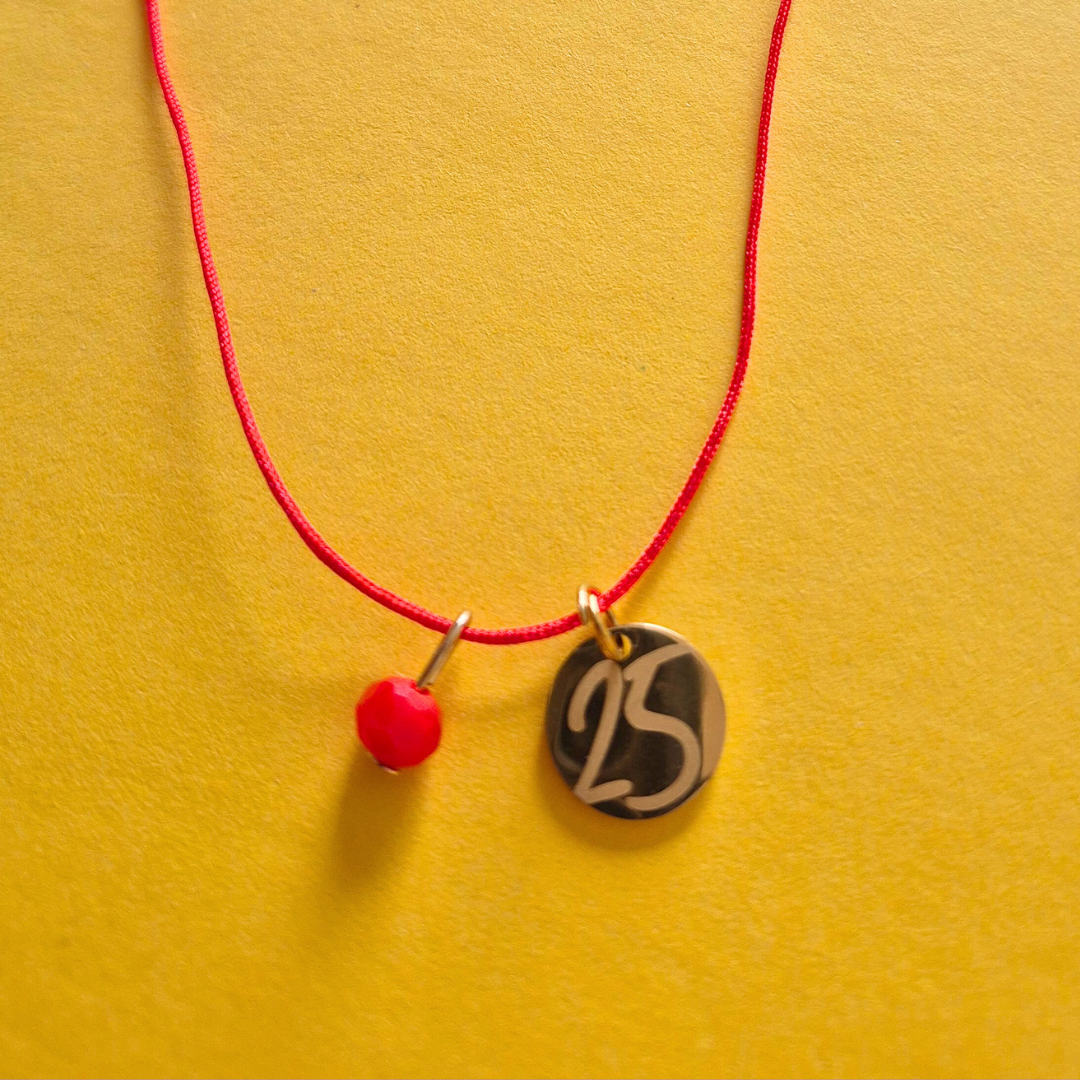 Κολιέ με Κόκκινο Κορδόνι και Ατσάλινο Στοιχείο 25 με Κρυσταλλάκι