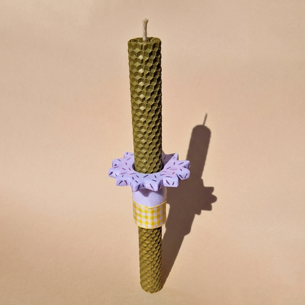 Πασχαλινή Λαμπάδα Χειροποίητη από Μελισσοκέρι Φυστικί με Κεραμικό Λιλά Στοιχείο