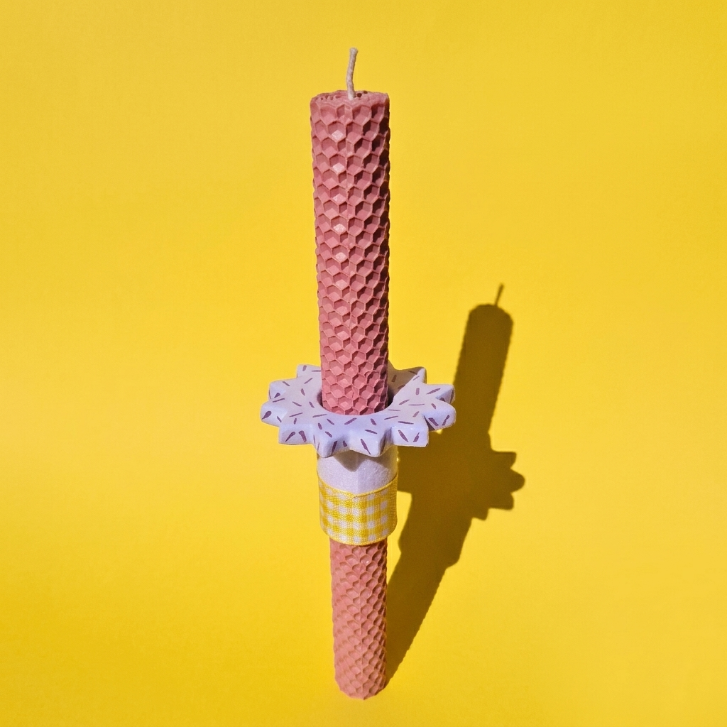 Πασχαλινή Λαμπάδα Χειροποίητη από Μελισσοκέρι Φυστικί με Κεραμικό Λιλά Στοιχείο