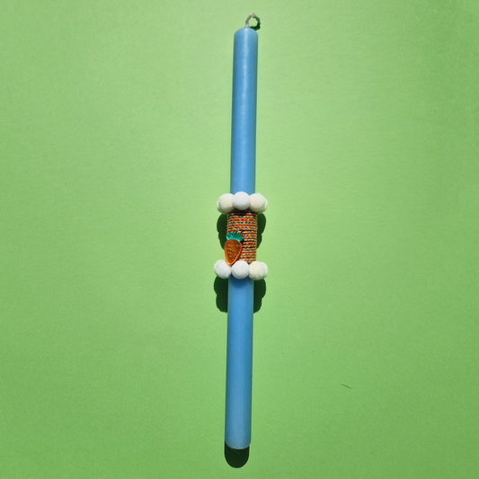 Πασχαλινή Λαμπάδα Χειροποίητη Αρωματική Γαλάζια με Πλέξι Ακρυλικό Στοιχείο Playful Carrot και Λευκά Pom Pom