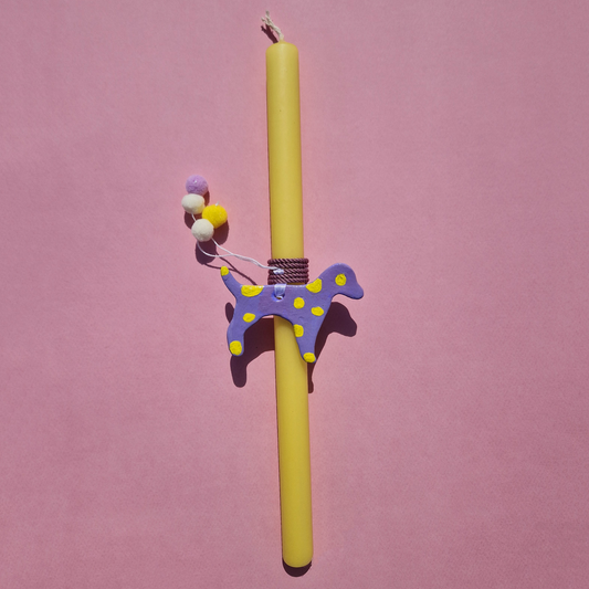 Πασχαλινή Λαμπάδα Χειροποίητη Αρωματική Κίτρινη με Κεραμικό Στοιχείο Λιλά Σκυλάκι Κίτρινο Πουα και Πολύχρωμα Pom Pom