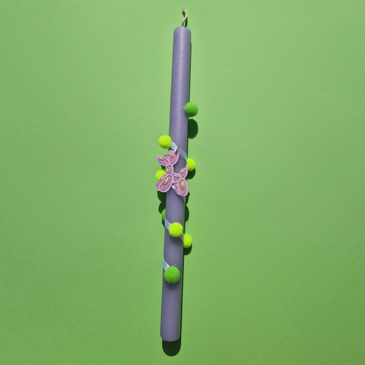 Πασχαλινή Λαμπάδα Χειροποίητη Αρωματική Λιλά με Πλέξι Ακρυλικό Στοιχείο Balloon Dog και Πολύχρωμα Pom Pom