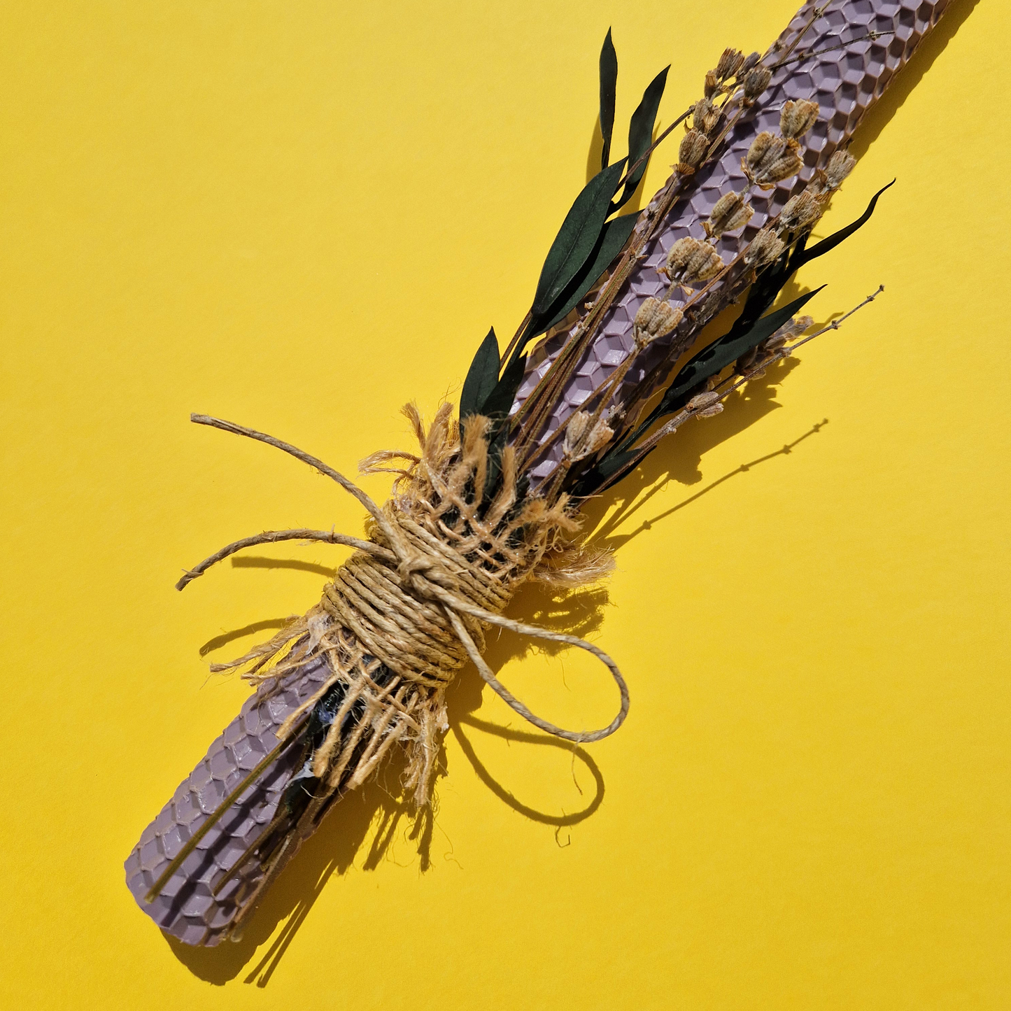 Πασχαλινή Λαμπάδα Χειροποίητη από Μελισσοκέρι Λιλά με Αποξηραμένη Λεβάντα και Πράσινα Φύλλα