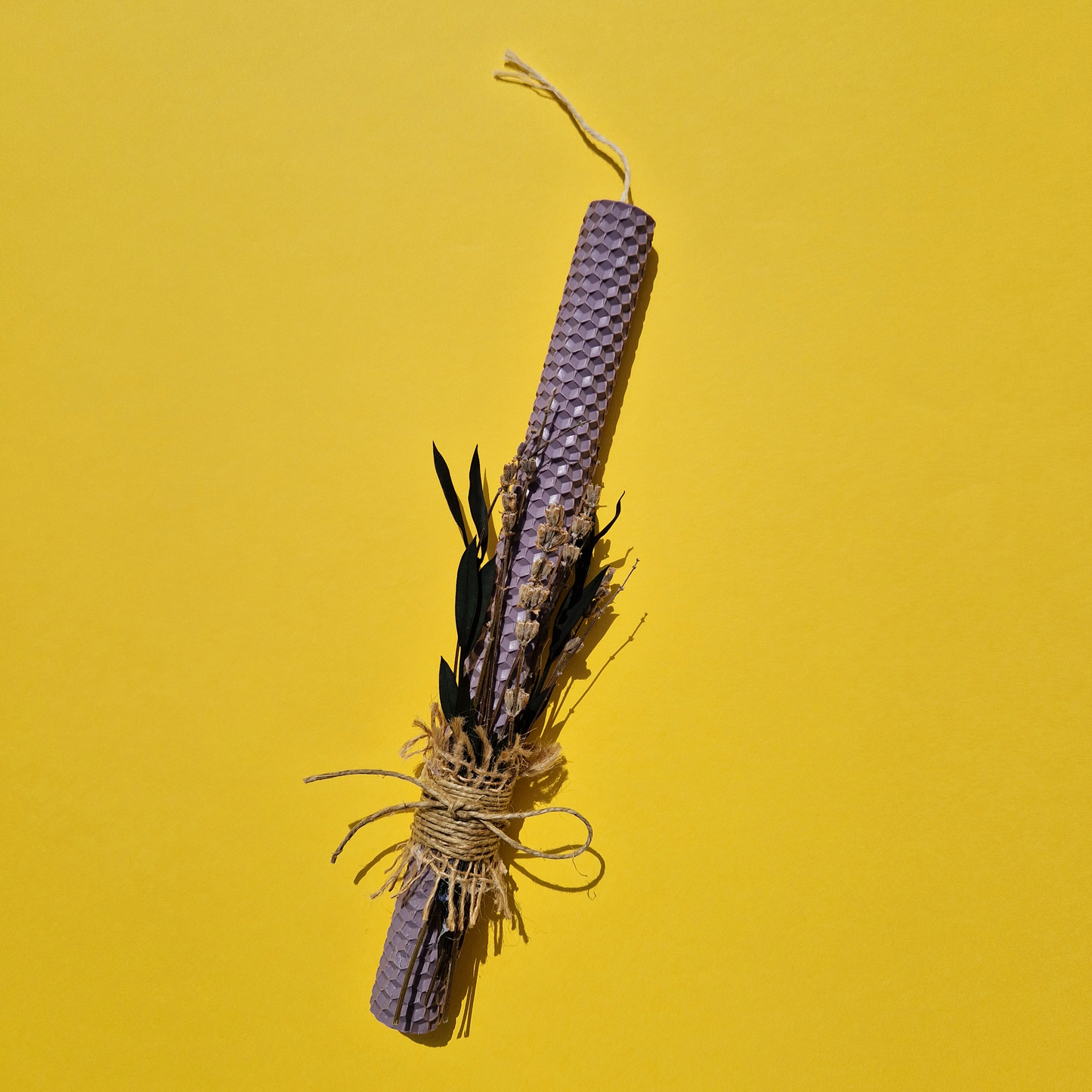 Πασχαλινή Λαμπάδα Χειροποίητη από Μελισσοκέρι Λιλά με Αποξηραμένη Λεβάντα και Πράσινα Φύλλα