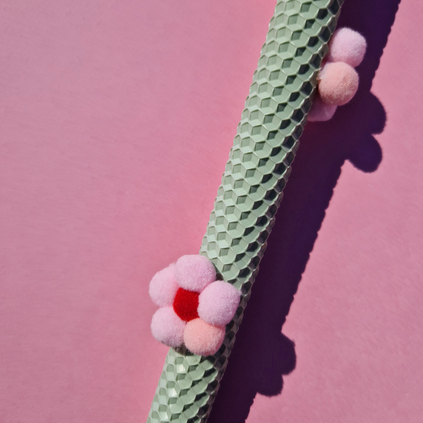 Πασχαλινή Λαμπάδα Χειροποίητη από Μελισσοκέρι Φυστικί με Ροζ Pom Pom Λουλούδια