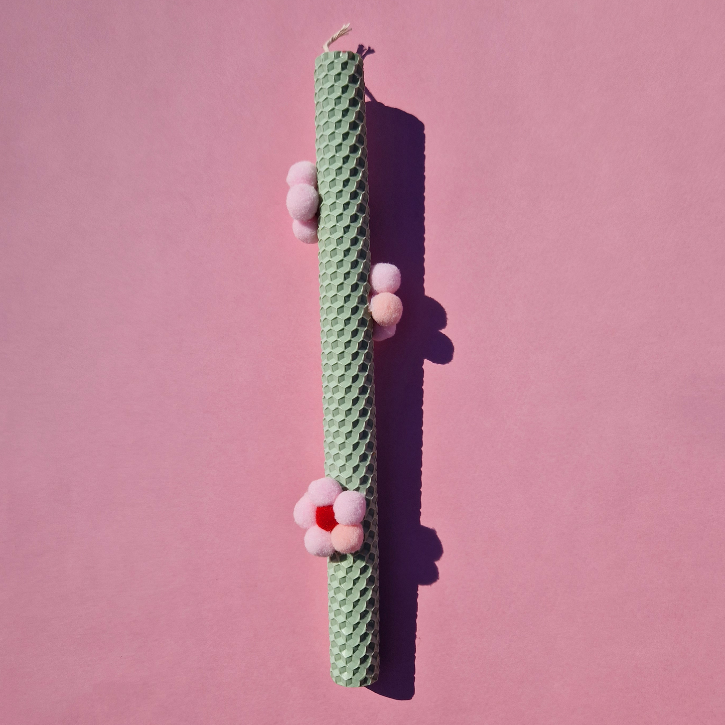 Πασχαλινή Λαμπάδα Χειροποίητη από Μελισσοκέρι Φυστικί με Ροζ Pom Pom Λουλούδια