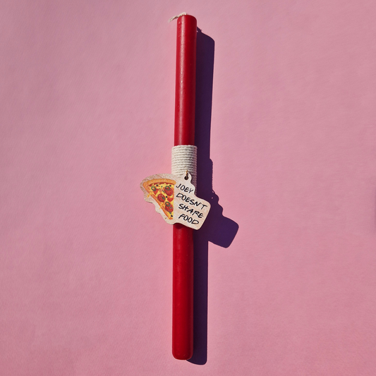 Πασχαλινή Λαμπάδα Χειροποίητη Αρωματική Μπορντό με Ξύλινο Στοιχείο Friends (Τα Φιλαράκια)