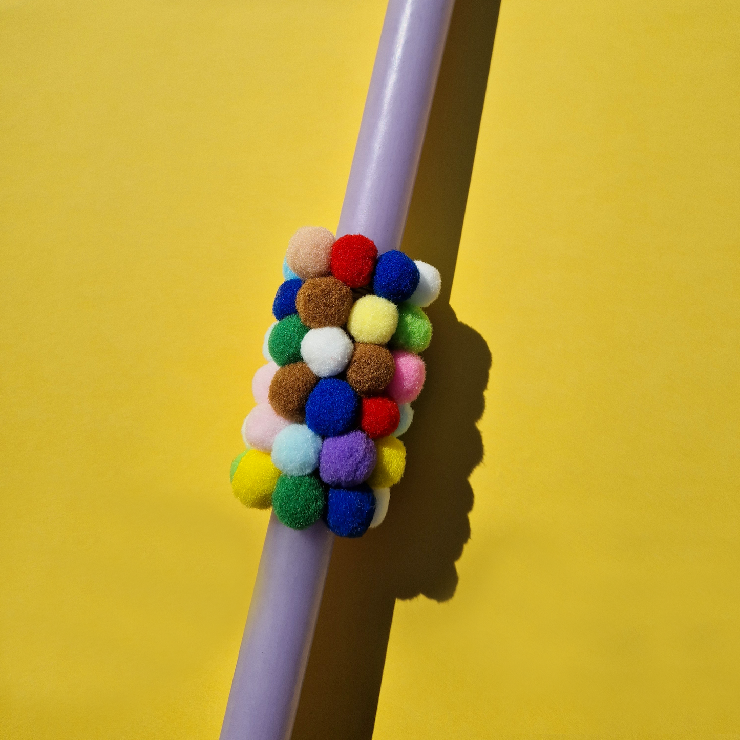 Πασχαλινή Λαμπάδα Χειροποίητη Αρωματική Λιλά με Πολύχρωμα Pom Pom