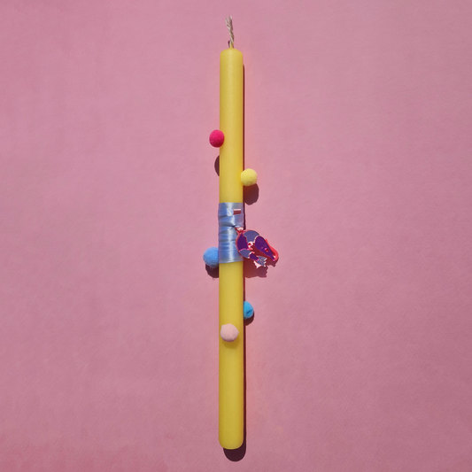 Πασχαλινή Λαμπάδα Χειροποίητη Αρωματική Κίτρινη με Πλέξι Ακρυλικό Στοιχείο Shrimp και Πολύχρωμα Pom Pom