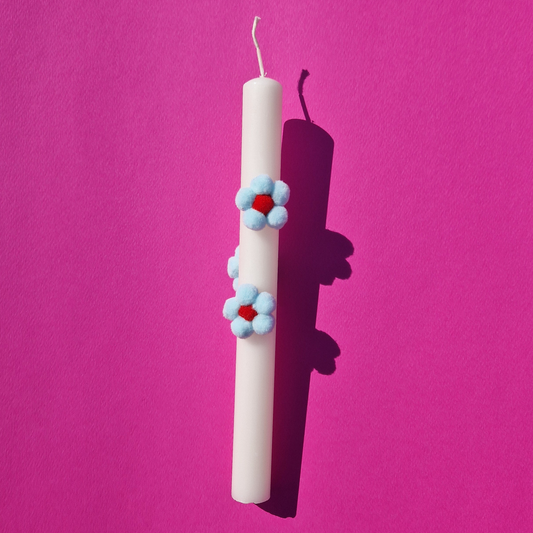 Πασχαλινή Λαμπάδα Χειροποίητη Λευκή με Γαλάζια Pom Pom Λουλούδια