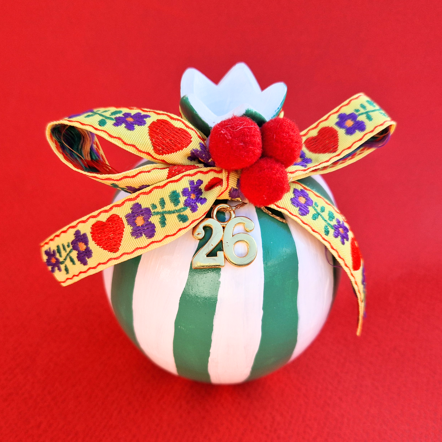 Επιτραπέζιο Χειροποίητο Κεραμικό Χριστουγεννιάτικο Γούρι 2026 Ρόδι Λευκό-Πράσινο με Φούντα, Φιογκάκι και Πομ-Πομ