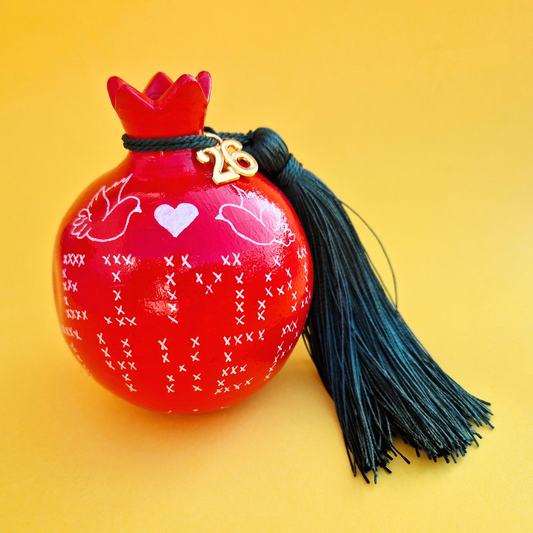 Επιτραπέζιο Χειροποίητο Κεραμικό Χριστουγεννιάτικο Γούρι 2026 Κόκκινο Ρόδι με Φούντα Είμαι Τυχερό