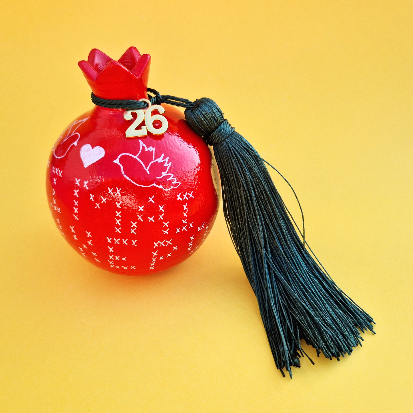 Επιτραπέζιο Χειροποίητο Κεραμικό Χριστουγεννιάτικο Γούρι 2026 Κόκκινο Ρόδι με Φούντα Είμαι Τυχερό