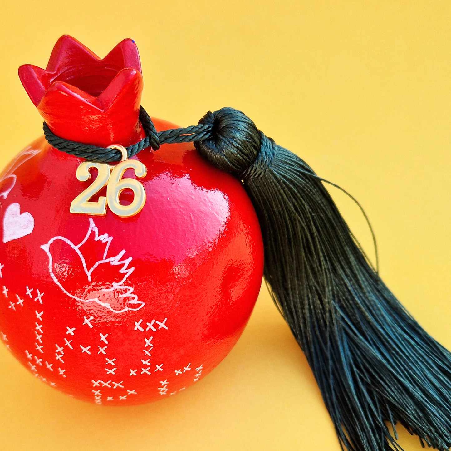 Επιτραπέζιο Χειροποίητο Κεραμικό Χριστουγεννιάτικο Γούρι 2026 Κόκκινο Ρόδι με Φούντα Είμαι Τυχερό