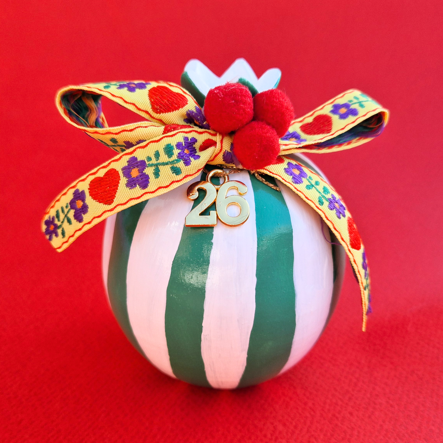 Επιτραπέζιο Χειροποίητο Κεραμικό Χριστουγεννιάτικο Γούρι 2026 Ρόδι Λευκό-Πράσινο με Φούντα, Φιογκάκι και Πομ-Πομ